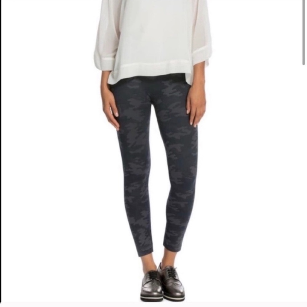 SPANX Look At Me Now Seamless Leggings Camo Size Medium